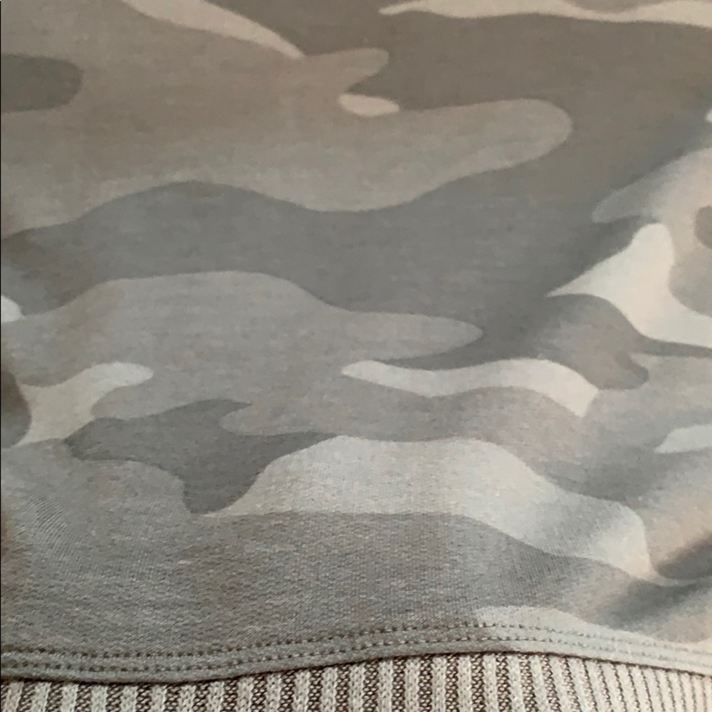 💕HP💕Splendid camo pullover shirt - Picture 7 of 10
